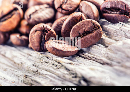 Café en grains on grunge background. Banque D'Images