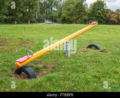 Aire de jeux extérieure décor avec balançoire, pelouse et arbres Banque D'Images