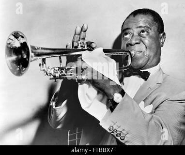 Louis Armstrong à jouer de la trompette c.1953. Banque D'Images