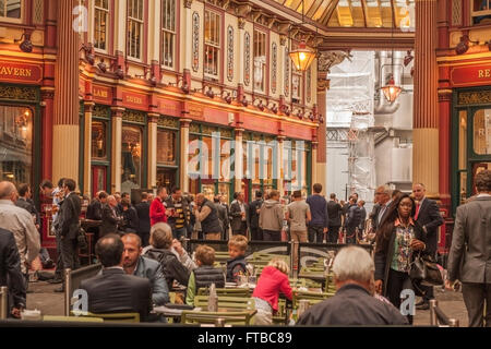 Une vue de la zone occupée Leadenhall Market de Londres montrant les touristes et les travailleurs de la ville Banque D'Images