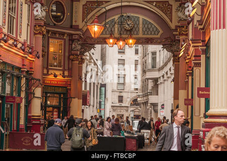 Une vue de la zone occupée Leadenhall Market de Londres montrant les touristes et les travailleurs de la ville Banque D'Images