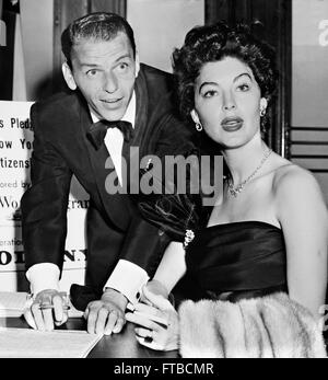 Frank Sinatra et sa seconde épouse, Ava Gardner, la signature d'un engagement de citoyenneté bon, New York City, New York. Photo par Herman Hiller, c.1952 Banque D'Images