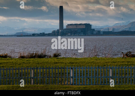 Une clôture blanche et un patch d'herbe à Bo'ness, sur la rive opposée de Longannet power station. Une grande centrale électrique au charbon Banque D'Images