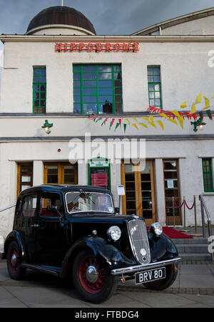 Une Austin 8 en face de l'Hippodrome de Bo'ness pendant l'Hippodrome Festival de cinéma muet 2015 Photo par Alex Hewitt Banque D'Images