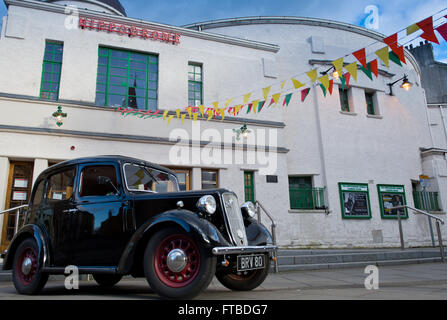 Une Austin 8 en face de l'Hippodrome de Bo'ness pendant l'Hippodrome Festival de cinéma muet 2015 Photo par Alex Hewitt Banque D'Images