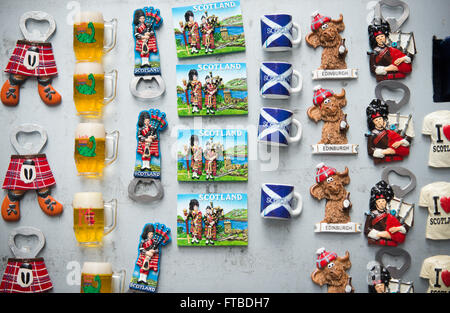 Aimants de réfrigérateur écossais Kitsch sont vus épingler sur une carte sale sur le Royal Mile à Édimbourg Banque D'Images