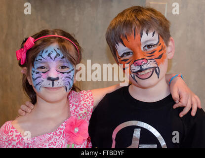 Boy and girl wearing face paint à partir de la partie animale Banque D'Images