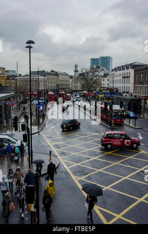 Euston Road à Londres à l'extérieur de la gare internationale St Pancras sur une matinée pluvieuse. Banque D'Images