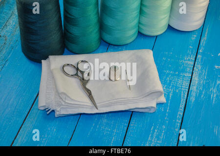 Set pour la broderie et couture sur une table en bois Banque D'Images