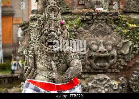 Statue démoniaque traditionnelles sculptées dans la pierre en Bali, Indonésie. Banque D'Images