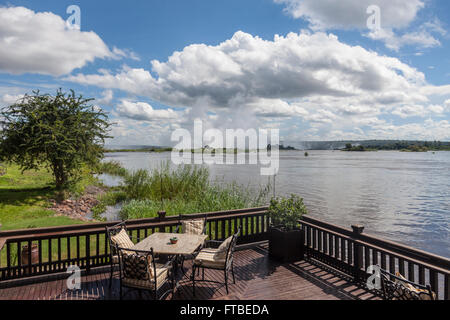 Vue sur le fleuve Zambèze et du Royal Livingstone Hotel jardin, donnant sur le spray Mosi oa Tunya : la hausse (Victoria Falls) Banque D'Images