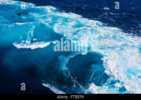 Vagues d'être soulevés des bateaux service dans la mer des Caraïbes Banque D'Images