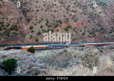 Train touristique passe par le Royal Gorge Route le long de la rivière Arkansas, Colorado, USA Banque D'Images