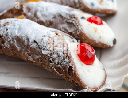 Deux "cannoli", une pâtisserie sicilienne typique rempli de fromage ricotta Banque D'Images