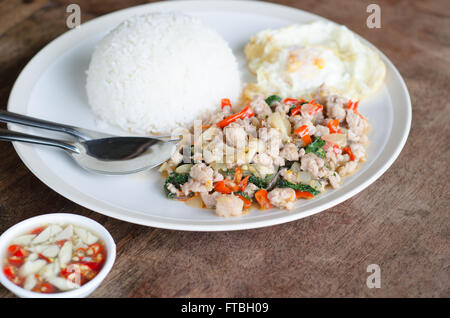 Avec le riz sauté de porc épicé et chaud au basilic Banque D'Images