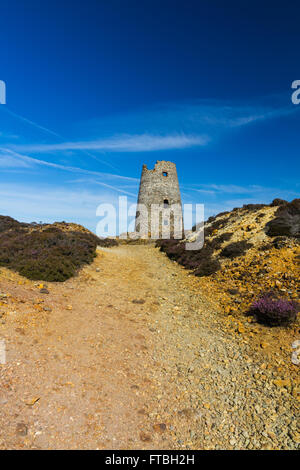 Parys Mountain Quarry ex avec phare abandonné. Holyhead, Anglesey, Pays de Galles, Royaume-Uni Banque D'Images