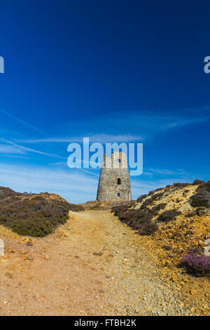 Parys Mountain Quarry ex avec phare abandonné. Holyhead, Anglesey, Pays de Galles, Royaume-Uni Banque D'Images