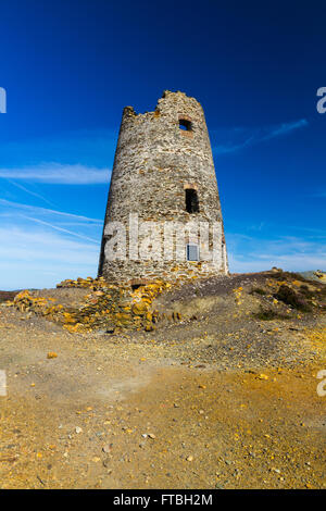 Parys Mountain Quarry ex avec phare abandonné. Holyhead, Anglesey, Pays de Galles, Royaume-Uni Banque D'Images