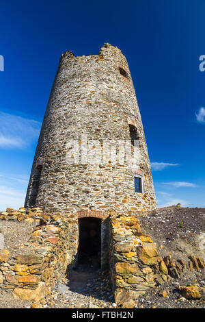 Parys Mountain Quarry ex avec phare abandonné. Holyhead, Anglesey, Pays de Galles, Royaume-Uni Banque D'Images