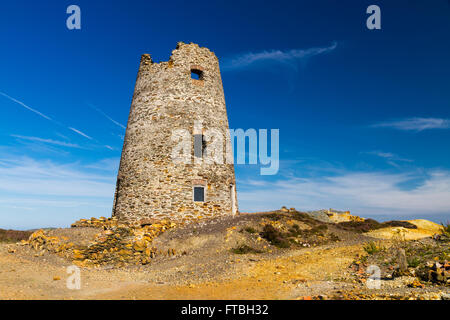 Parys Mountain Quarry ex avec phare abandonné. Holyhead, Anglesey, Pays de Galles, Royaume-Uni Banque D'Images