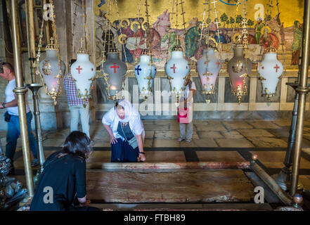 Plus de lampes en pierre de l'onction à l'église de Saint Sépulcre, Jérusalem, Israël et mosaïque dépeint l'onction de Jésus corps Banque D'Images