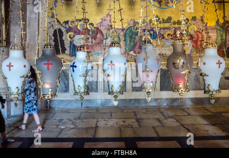 Plus de lampes en pierre de l'onction à l'église de Saint Sépulcre, Jérusalem, Israël et mosaïque dépeint l'onction de Jésus corps Banque D'Images