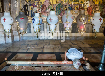 Plus de lampes en pierre de l'onction à l'église de Saint Sépulcre, Jérusalem, Israël et mosaïque dépeint l'onction de Jésus corps Banque D'Images