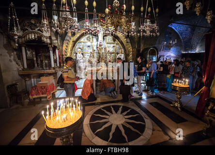 File d'attente des pèlerins de toucher le rocher du calvaire dans la chapelle de la Crucifixion dans l'Église Saint-sépulcre, vieille ville de Jérusalem, Israël Banque D'Images