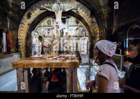 File d'attente des pèlerins de toucher le rocher du calvaire dans la chapelle de la Crucifixion dans l'Église Saint-sépulcre, vieille ville de Jérusalem, Israël Banque D'Images