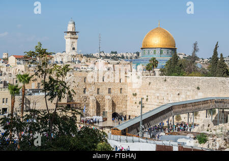 Dôme du Rocher de culte sur le mont du Temple et mur ouest (également appelé Kotel ou Mur des lamentations), vieille ville de Jérusalem, Israël Banque D'Images