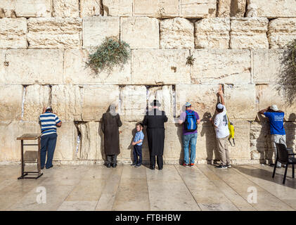 Les gens priant au Mur occidental (également appelé Kotel ou Mur des lamentations) dans le quartier juif de la vieille ville de Jérusalem, Israël Banque D'Images