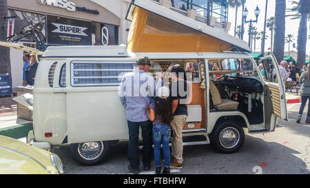 Camping-Volkswagen, à l'Huntington Beach car show Mars 2016 Banque D'Images