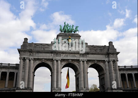 Arcades du Cinquantenaire à Parc du Cinquantenaire, le Brabant élevant Quadriga,drapeau national,Bruxelles,Belgique Banque D'Images