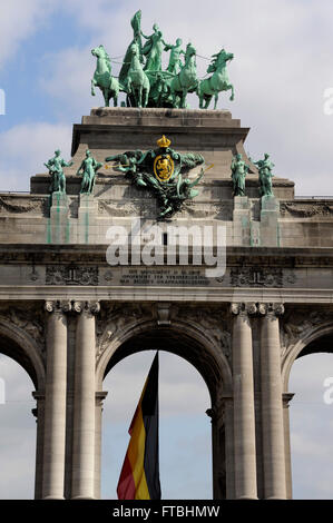 Arcades du Cinquantenaire à Parc du Cinquantenaire, le Brabant élevant Quadriga,drapeau national,Bruxelles,Belgique Banque D'Images