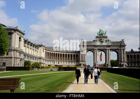 Arcades du Cinquantenaire à Parc du Cinquantenaire, le Brabant élevant Quadriga,drapeau national,Bruxelles,Belgique Banque D'Images