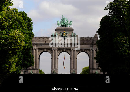 Arcades du Cinquantenaire à Parc du Cinquantenaire, le Brabant élevant Quadriga,drapeau national,Bruxelles,Belgique Banque D'Images