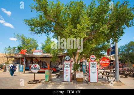 Arrêt le long de la route de micocoulier historique Route 66 en Arizona Banque D'Images