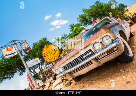 Micocoulier, Arizona, USA - 8 mai 2014 : voir de vieux souvenirs au bord de l'automobile Chevrolet store le long de la Route 66. Banque D'Images