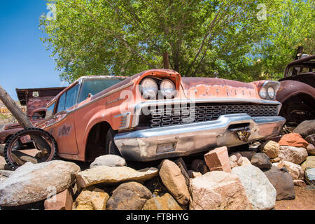 Micocoulier, Arizona, USA - 8 mai 2014 : voir de vieux souvenirs au bord de l'automobile Chevrolet store le long de la Route 66. Banque D'Images