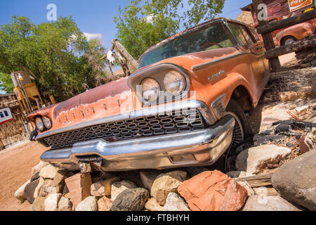 Micocoulier, Arizona, USA - 8 mai 2014 : voir de vieux souvenirs au bord de l'automobile Chevrolet store le long de la Route 66. Banque D'Images