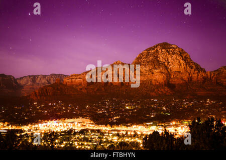 Arizona Sedona avec des lumières et les montagnes de nuit Banque D'Images