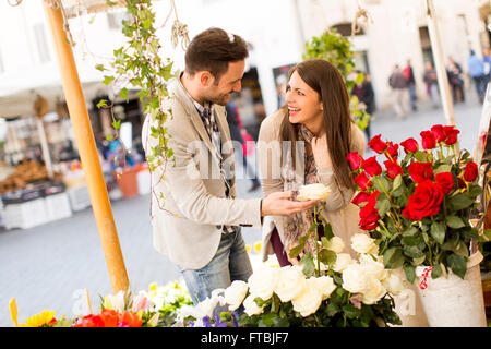 Couple aimant smelling roses dans Rome, Italie Banque D'Images