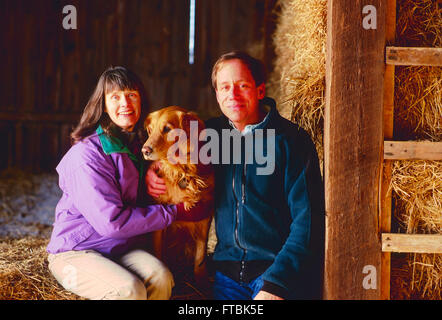 Portrait de l'environnement dans une grange du photographe H. Mark Weidman ; rédactrice Marjorie Ackermann ; et leurs Golden Retriever ; Chelsea Banque D'Images