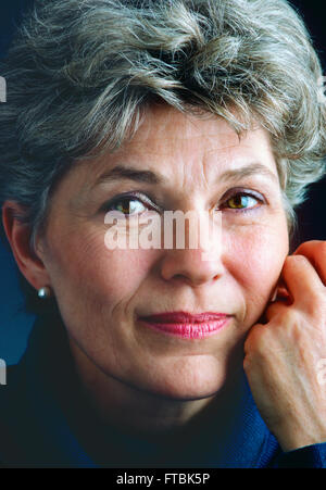 Close-up portrait of attractive young woman Banque D'Images