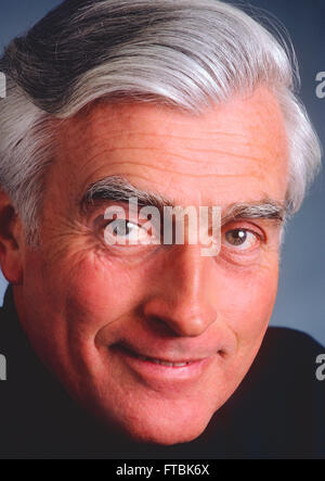 Portrait de studio de distinquished monsieur avec les cheveux gris argent Banque D'Images