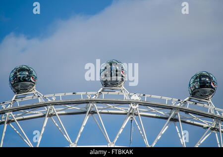 Le London Eye est une grande roue sur la rive sud de la Tamise à Londres. Aussi connu comme la grande roue du millénaire Banque D'Images