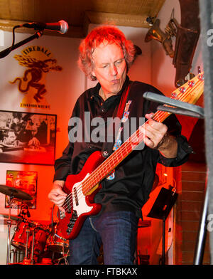 Chanteur & Guitariste Martin Epp ; Rock & Roll Band Hairitage à jouer de la musique dans la Taverne ; Victoria ; Salida Colorado ; USA Banque D'Images