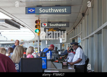 Les passagers à l'aéroport LaGuardia à New York City arrivent à leur terminal. Banque D'Images