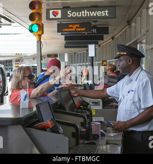 Les passagers à l'aéroport LaGuardia à New York City arrivent à leur terminal. Banque D'Images