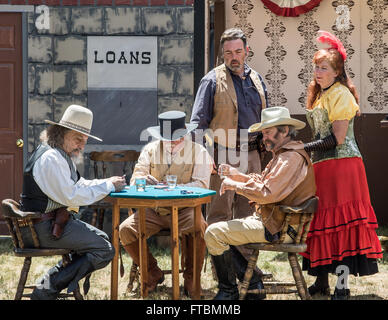 Le Nevada Gunfighters Wild West Theatrical Group réalise un sketch basé sur des événements historiques Banque D'Images